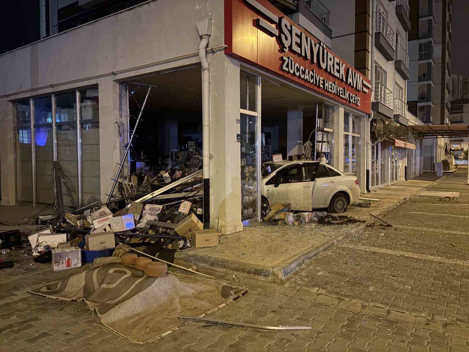 Araba züccaciye dükkana daldı: 1 yaralı 5 araba zuccaciye dukkana daldi 1 yarali 1 fG3ASXPj