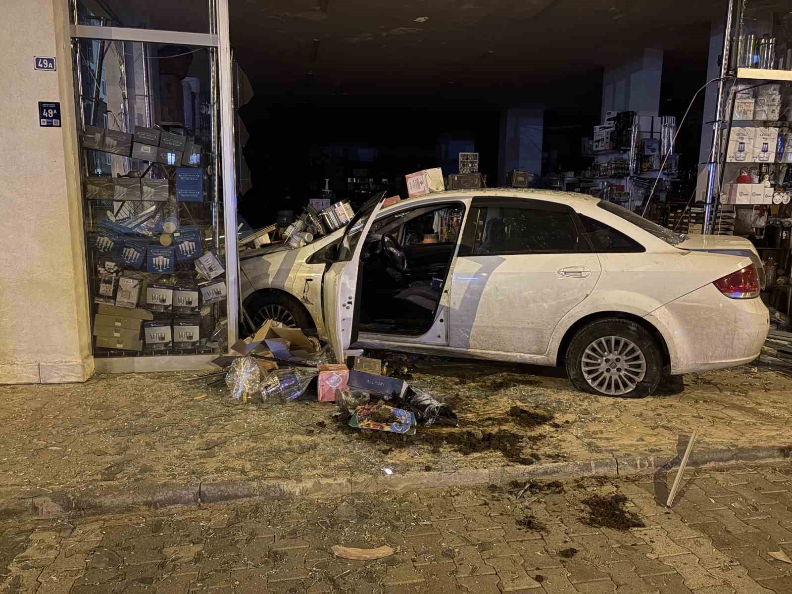 Araba züccaciye dükkana daldı: 1 yaralı 6 araba zuccaciye dukkana daldi 1 yarali 2