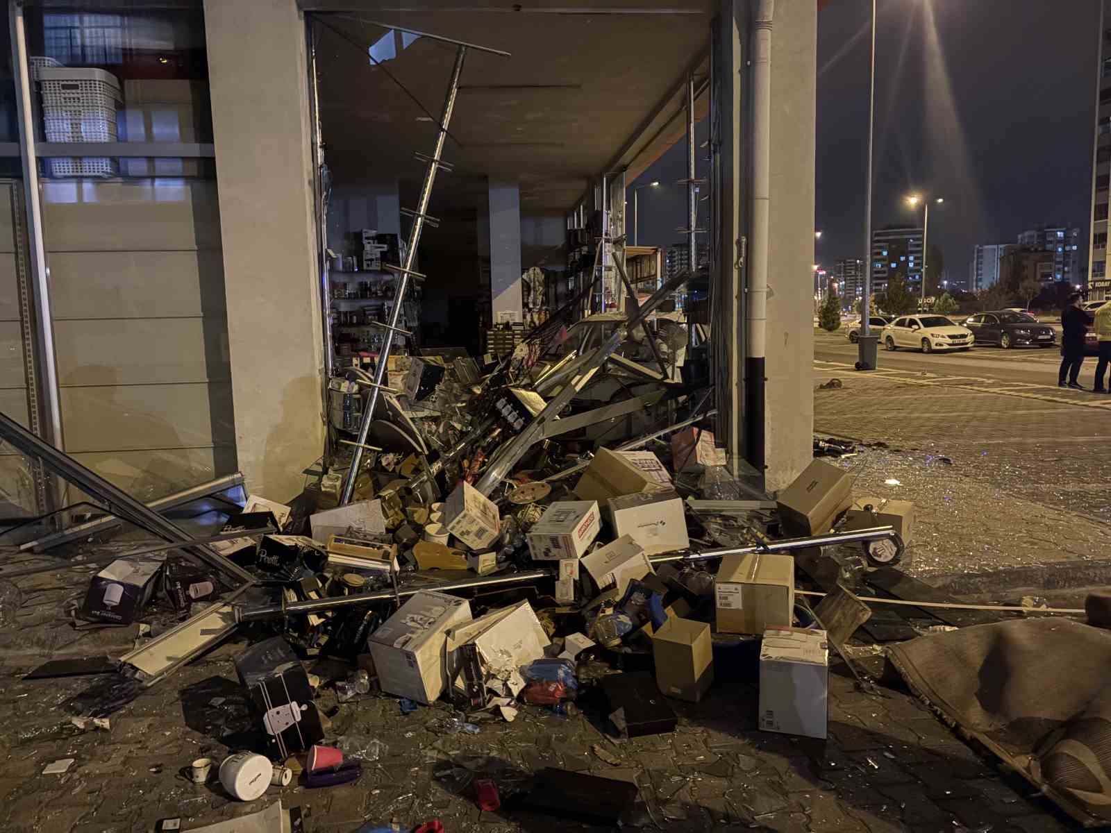 Araba züccaciye dükkana daldı: 1 yaralı 7 araba zuccaciye dukkana daldi 1 yarali 3 D4FbHLl3