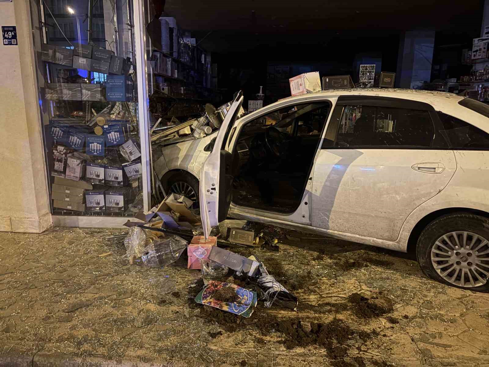Araba züccaciye dükkana daldı: 1 yaralı 10 araba zuccaciye dukkana daldi 1 yarali 6