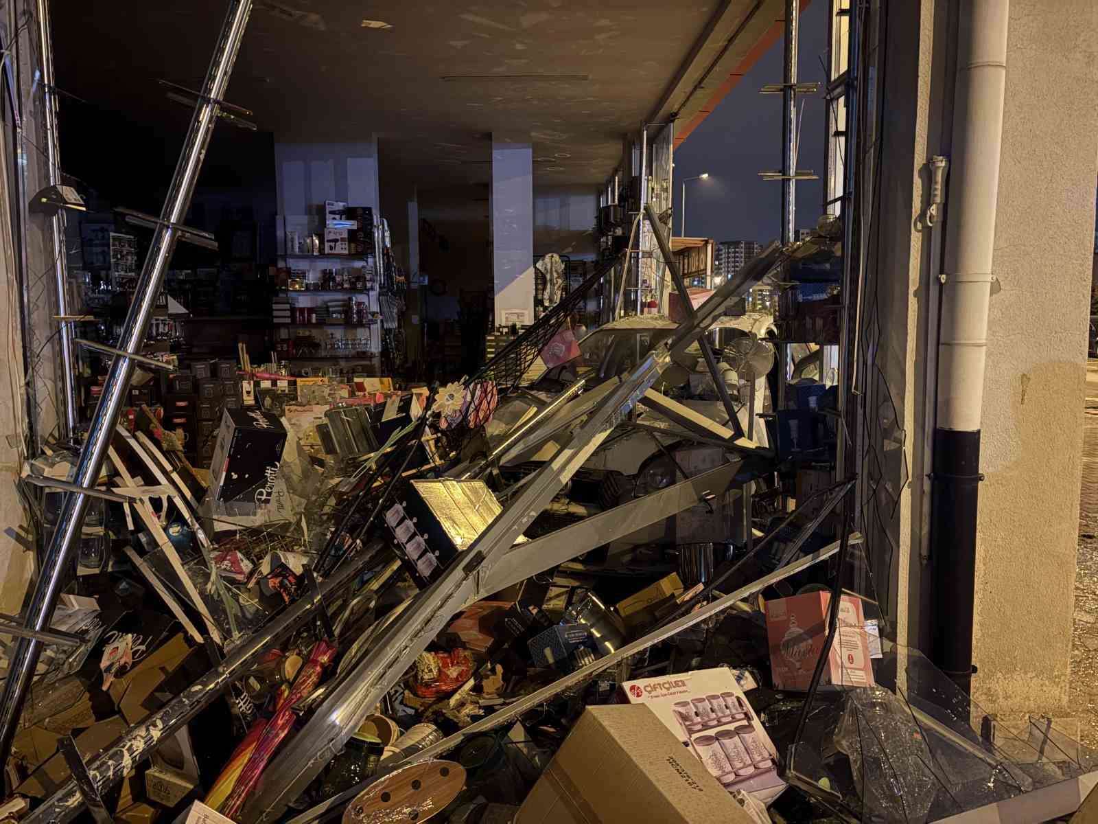 Araba züccaciye dükkana daldı: 1 yaralı 11 araba zuccaciye dukkana daldi 1 yarali 7 gSKcXCVX