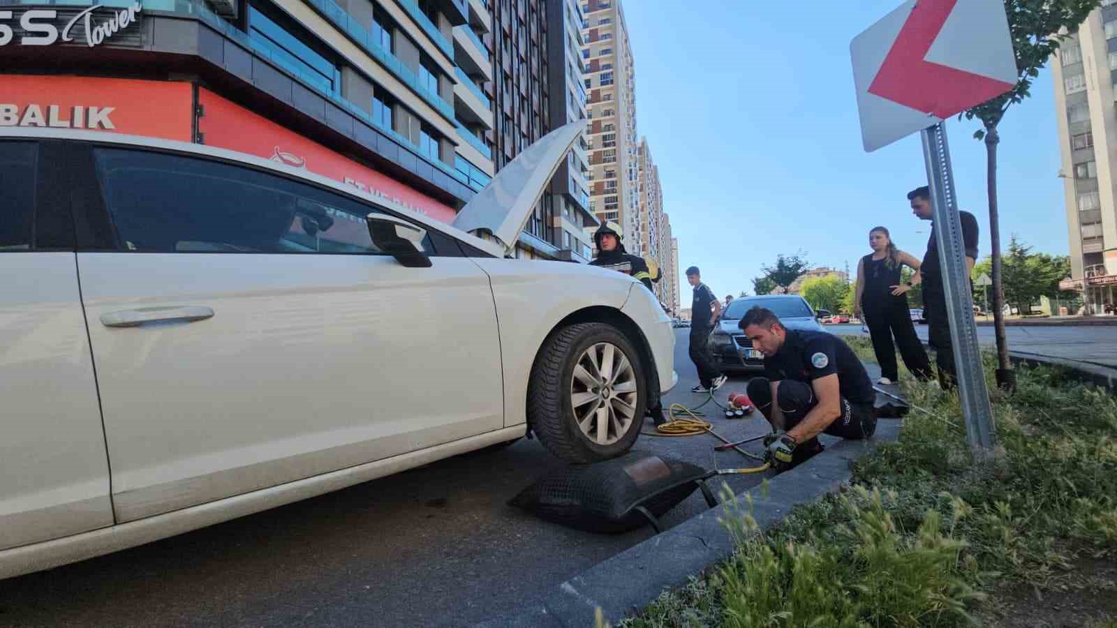 "Arabada yılan" ihbarı ortalığı karıştırdı 6 arabada yilan ihbari ortaligi karistirdi 2 KM63py27