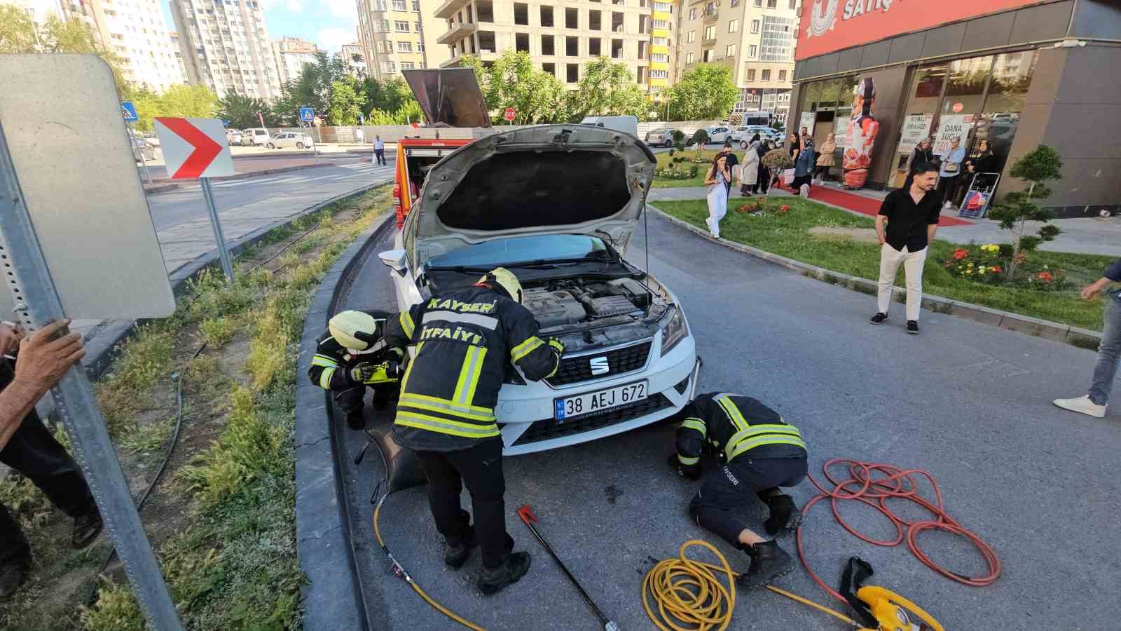 "Arabada yılan" ihbarı ortalığı karıştırdı 9 arabada yilan ihbari ortaligi karistirdi 5 fPJ7esjZ