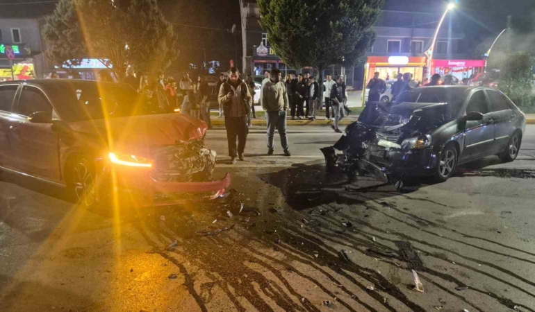 arabalar-bas-basa-carpisti-2-yarali-XbZXqufC.jpg