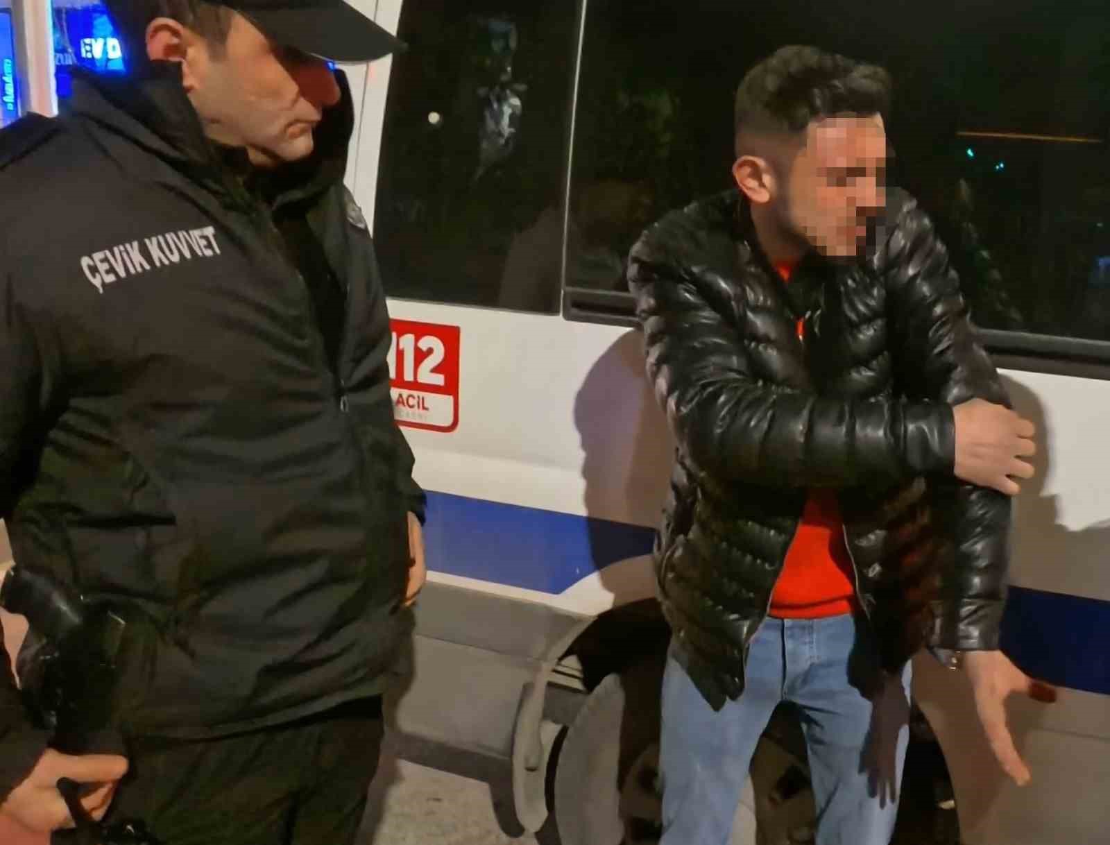 Arabanın içinde bıçaklandı, "Kaçmasaydım beni öldürürdü" dedi 4 arabanin icinde bicaklandi kacmasaydim beni oldururdu dedi 0 gnMJzXMR