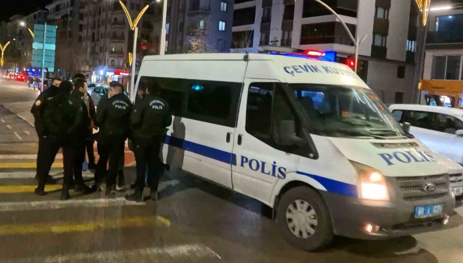 Arabanın içinde bıçaklandı, "Kaçmasaydım beni öldürürdü" dedi 5 arabanin icinde bicaklandi kacmasaydim beni oldururdu dedi 1 q2NrYzpi