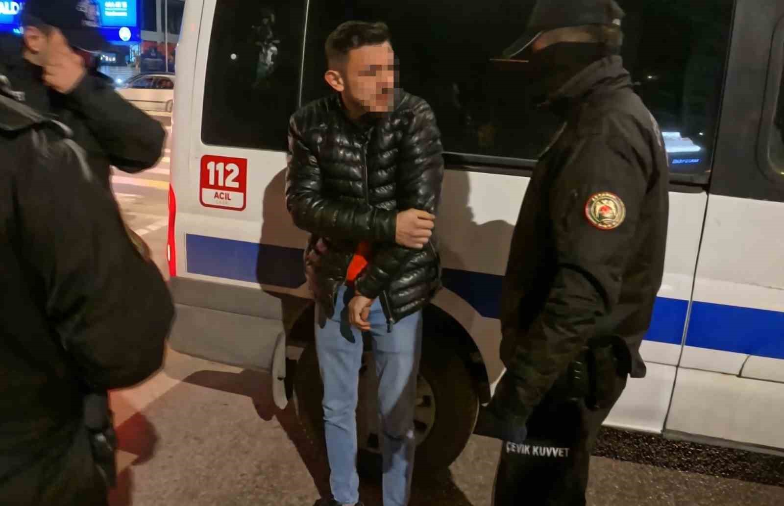 Arabanın içinde bıçaklandı, "Kaçmasaydım beni öldürürdü" dedi 7 arabanin icinde bicaklandi kacmasaydim beni oldururdu dedi 3 3RTJUCYM