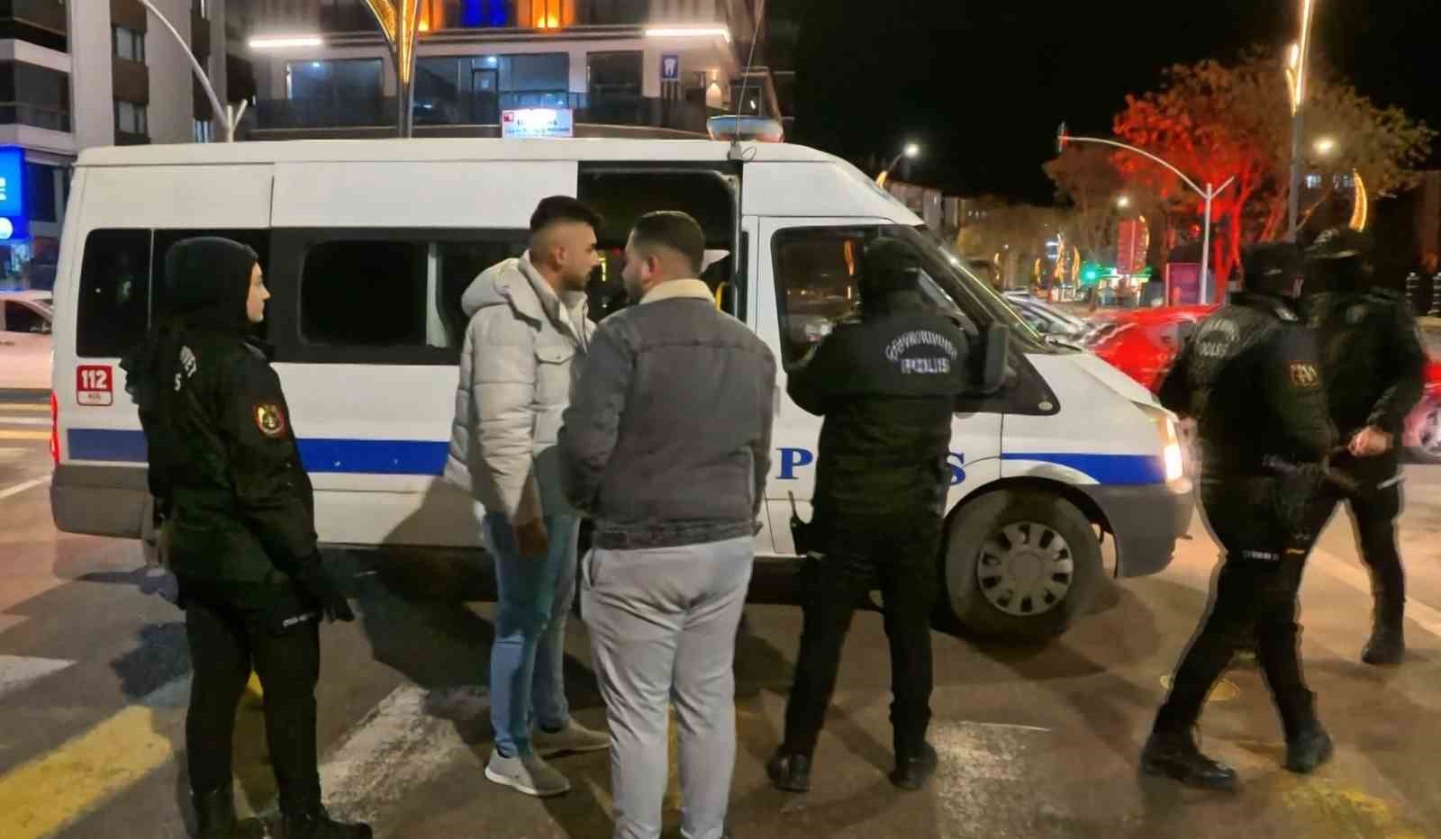 Arabanın içinde bıçaklandı, "Kaçmasaydım beni öldürürdü" dedi 8 arabanin icinde bicaklandi kacmasaydim beni oldururdu dedi 4 QA8nYjDb