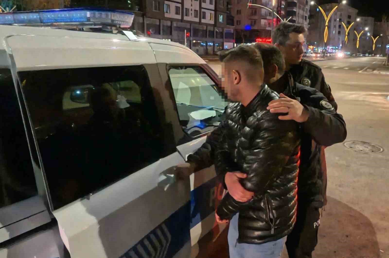 Arabanın içinde bıçaklandı, "Kaçmasaydım beni öldürürdü" dedi 9 arabanin icinde bicaklandi kacmasaydim beni oldururdu dedi 5
