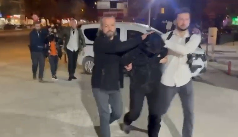 arabasini boyatmasinda yardim eden arkadasina av tufegi ile saldirdi 1 MyFfZmV2