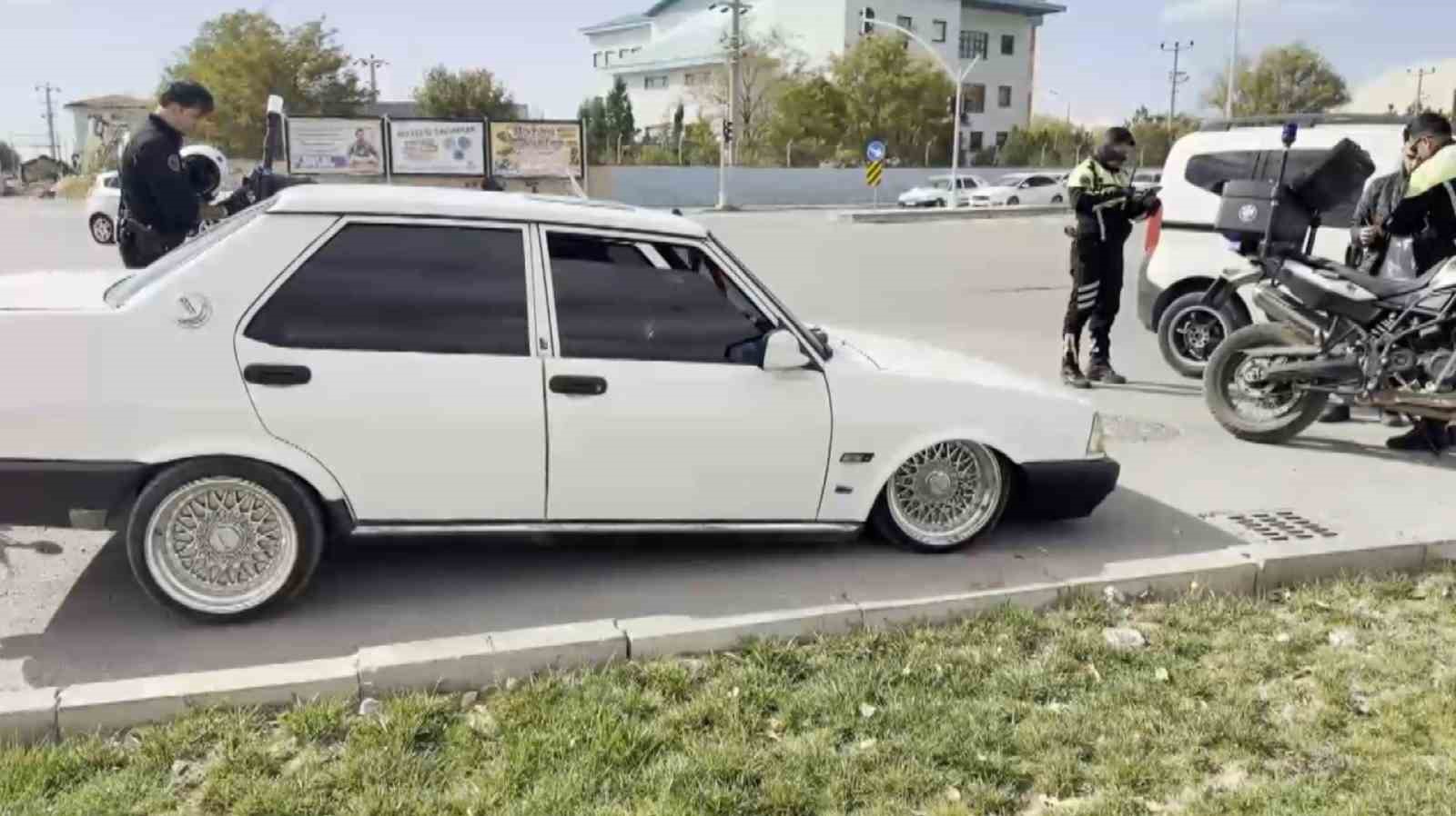 arabasiyla herkesi sasirtan o surucuyu polis de cezasiyla sasirtti 19 bin lira ceza kesildi QW9mgcXf