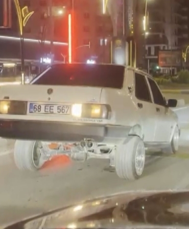 arabasiyla-herkesi-sasirtan-o-surucuyu-polis-de-cezasiyla-sasirtti-19-bin-lira-ceza-kesildi-f1VzW78m.jpg