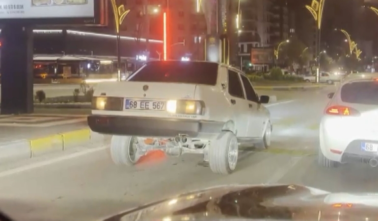 arabasiyla-herkesi-sasirtan-o-surucuyu-polis-de-cezasiyla-sasirtti-19-bin-lira-ceza-kesildi-f1VzW78m.jpg