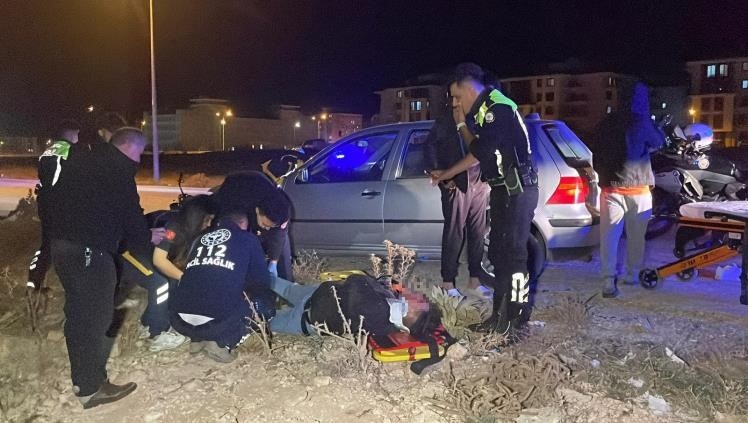 arabayla carpisan motosikletin soforu yaralandi 4 zy8aH8nD