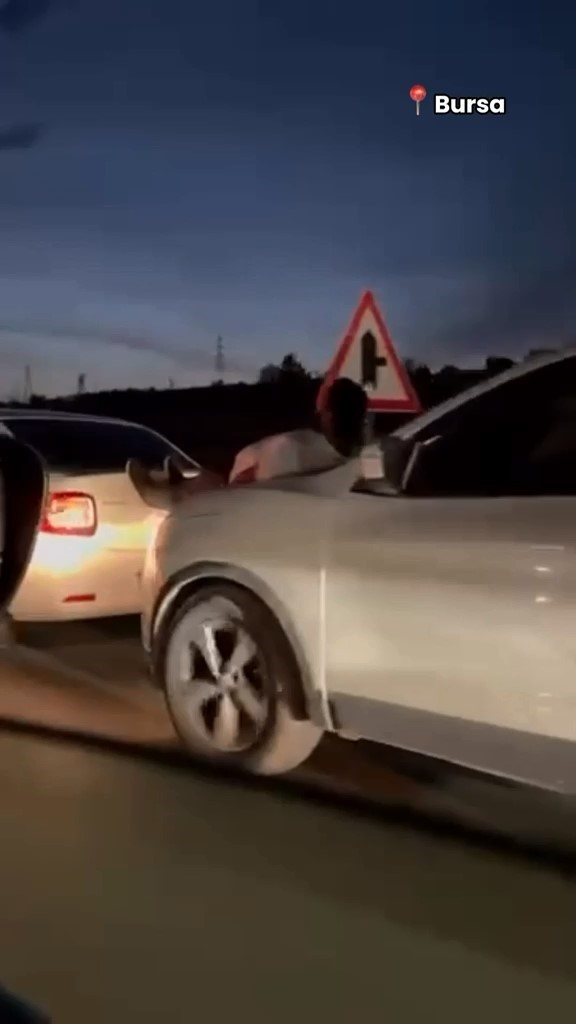 arac cekmenin boylesi halat bulamayinca iki aracin arasina insan koydular 0