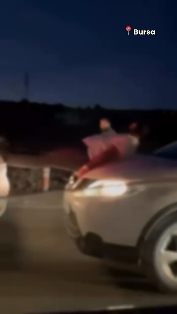 arac cekmenin boylesi halat bulamayinca iki aracin arasina insan koydular 1 fzWfA2tr