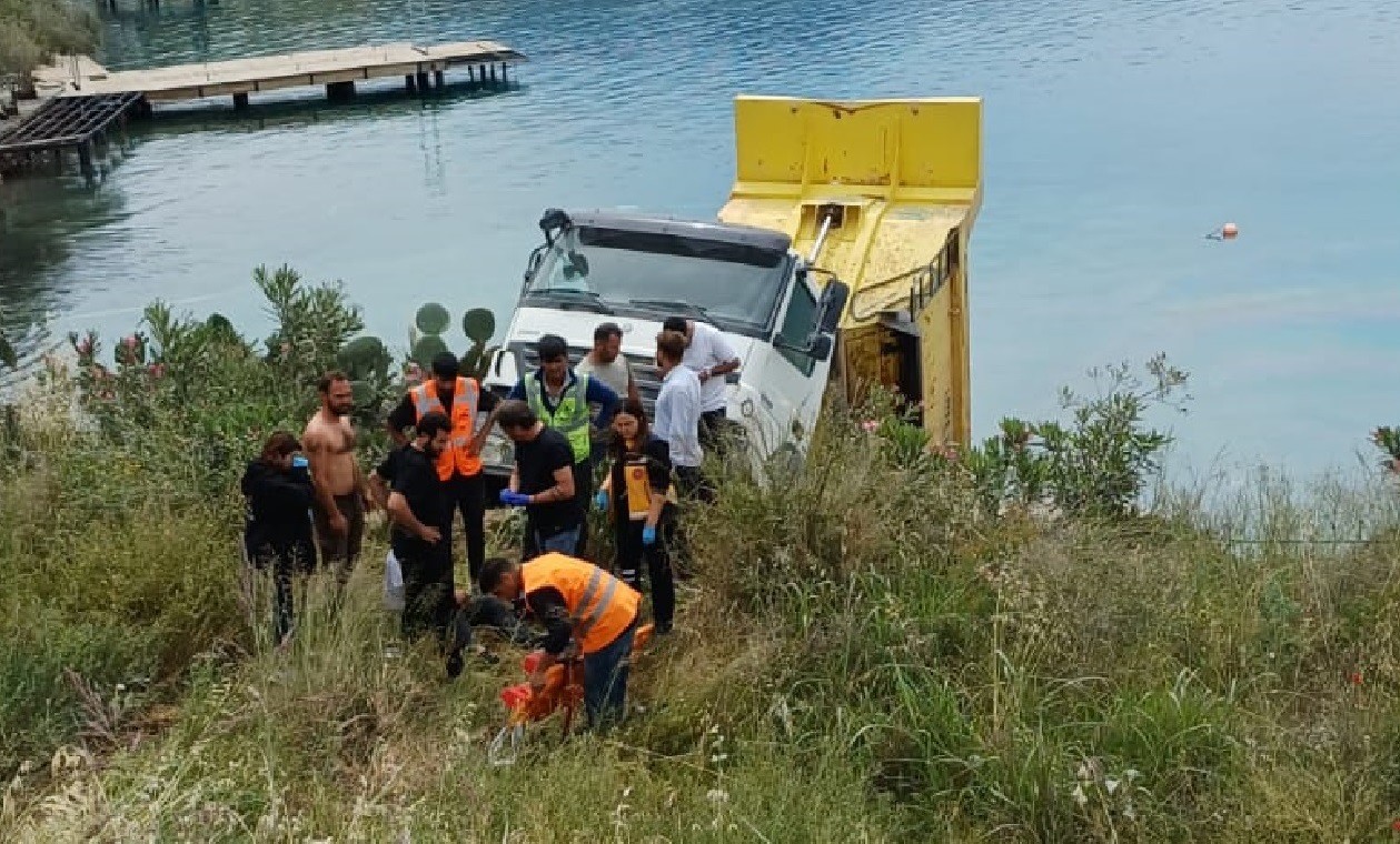 arac ezilmekten son anda kurtuldu kamyon denize dustu 2 kisi yaralandi 0 WVAQKnXy