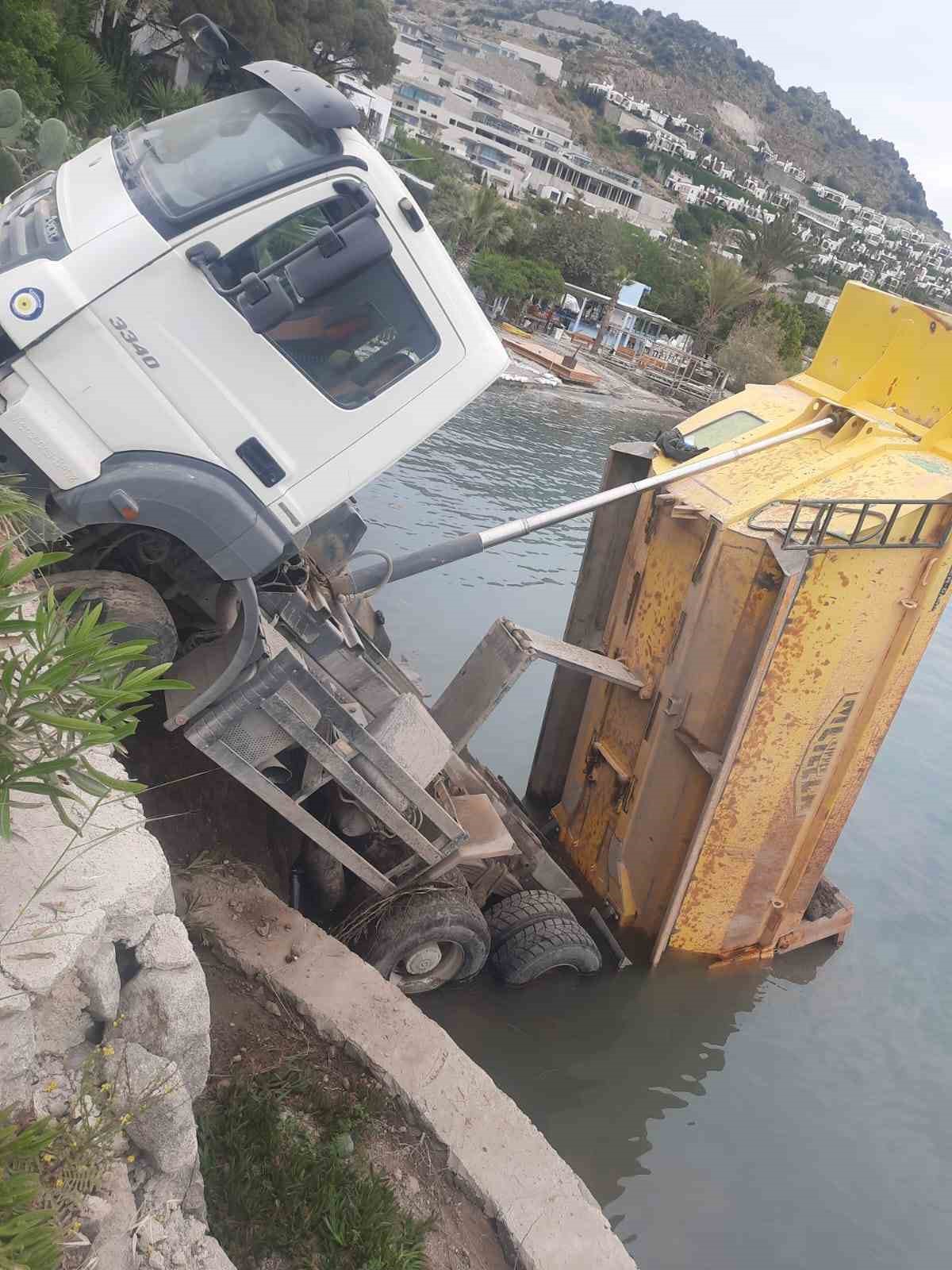 arac ezilmekten son anda kurtuldu kamyon denize dustu 2 kisi yaralandi 1 ER1BBEJt