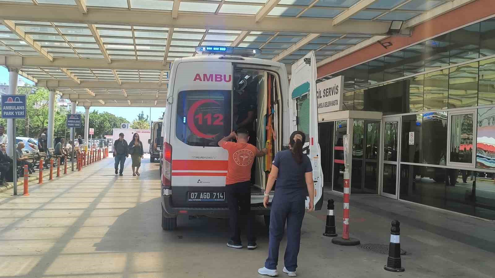 Araç içerisinde mahsur kalıp, baygın bulunan çocuk yoğun bakıma alındı 7 arac icerisinde mahsur kalip baygin bulunan cocuk yogun bakima alindi 3 JHLhFArF