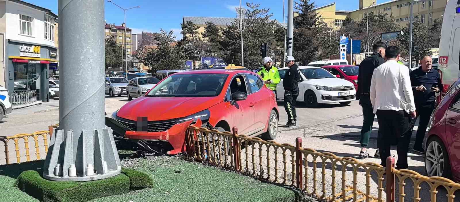 arac icerisindeki kopek uzerine atlayinca direksiyon hakimiyetini kaybetti 3 XN5mqV8r