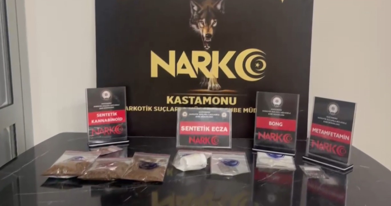 arac kapisina zulanan uyusturucu polisin dikkatinden kacmadi 3 gozalti 3 hhiy9Tk3
