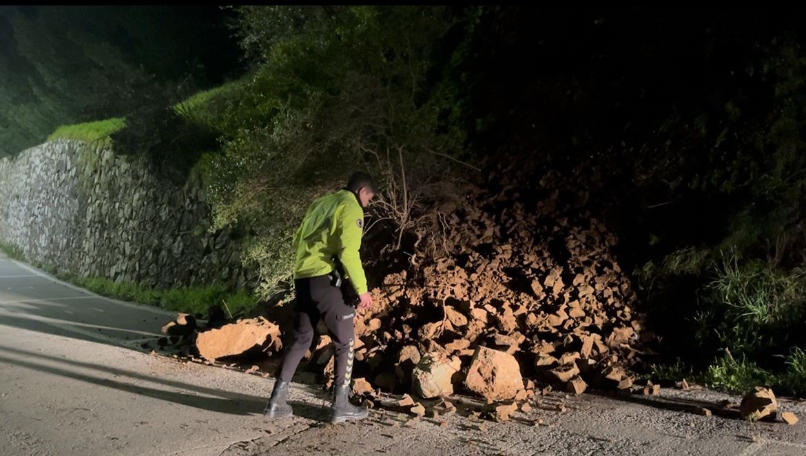 Araç kazayı kıl payı böyle atlattı, heyelanla düşen kayalar yola savruldu 4 arac kazayi kil payi boyle atlatti heyelanla dusen kayalar yola savruldu 0