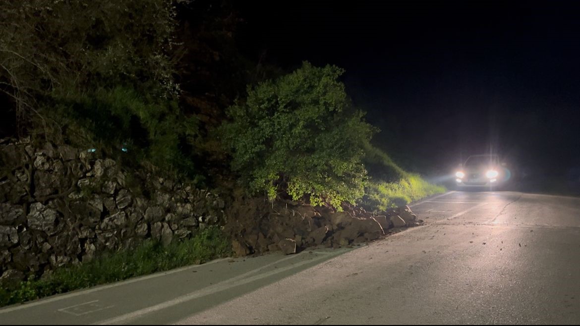 Araç kazayı kıl payı böyle atlattı, heyelanla düşen kayalar yola savruldu 5 arac kazayi kil payi boyle atlatti heyelanla dusen kayalar yola savruldu 1 nPOCVbmc