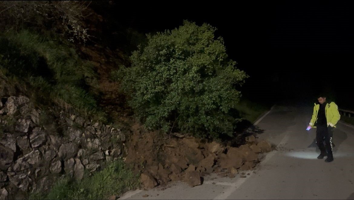 Araç kazayı kıl payı böyle atlattı, heyelanla düşen kayalar yola savruldu 6 arac kazayi kil payi boyle atlatti heyelanla dusen kayalar yola savruldu 2 wFrLc9vA