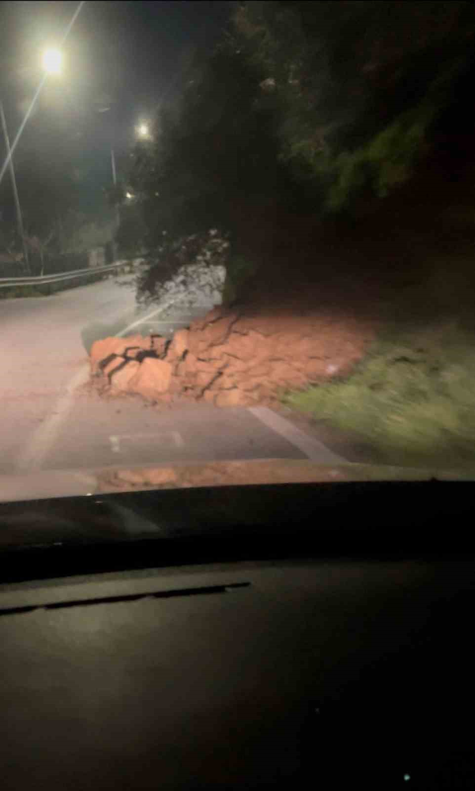Araç kazayı kıl payı böyle atlattı, heyelanla düşen kayalar yola savruldu 8 arac kazayi kil payi boyle atlatti heyelanla dusen kayalar yola savruldu 4 ANSCJ5J4