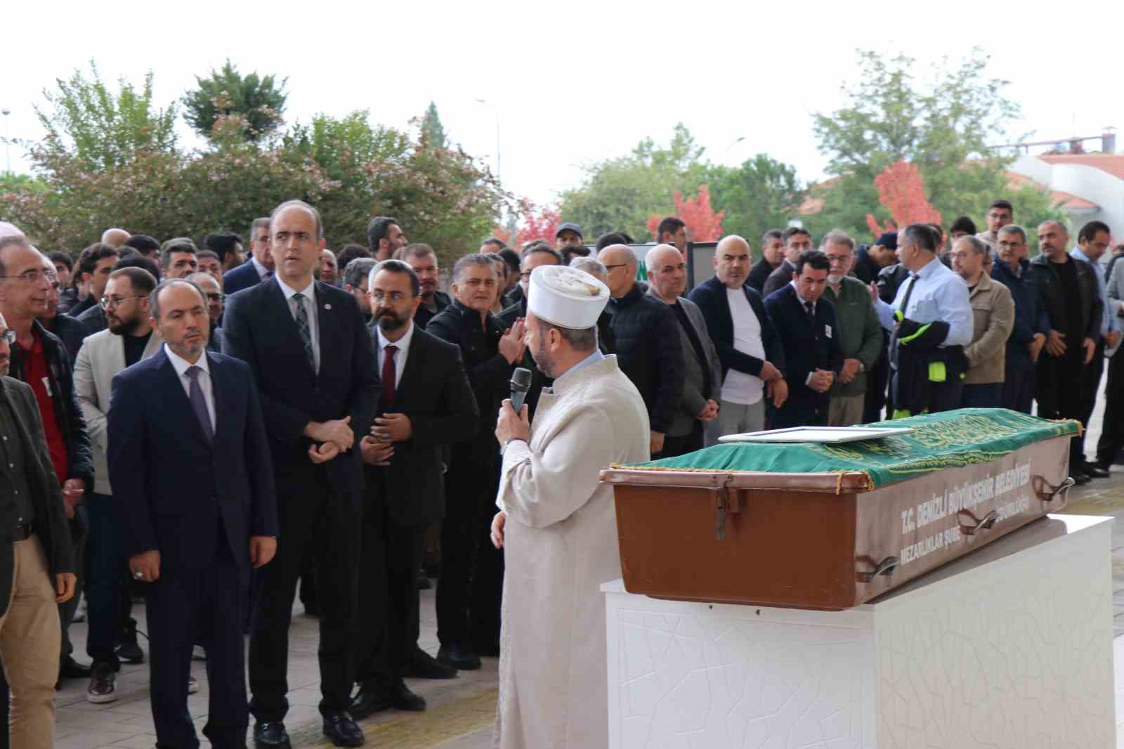 arac kullanirken kalp krizi gecirerek hayatini kaybeden profesor son yolculuguna ugurlandi 1 26VWUqFv