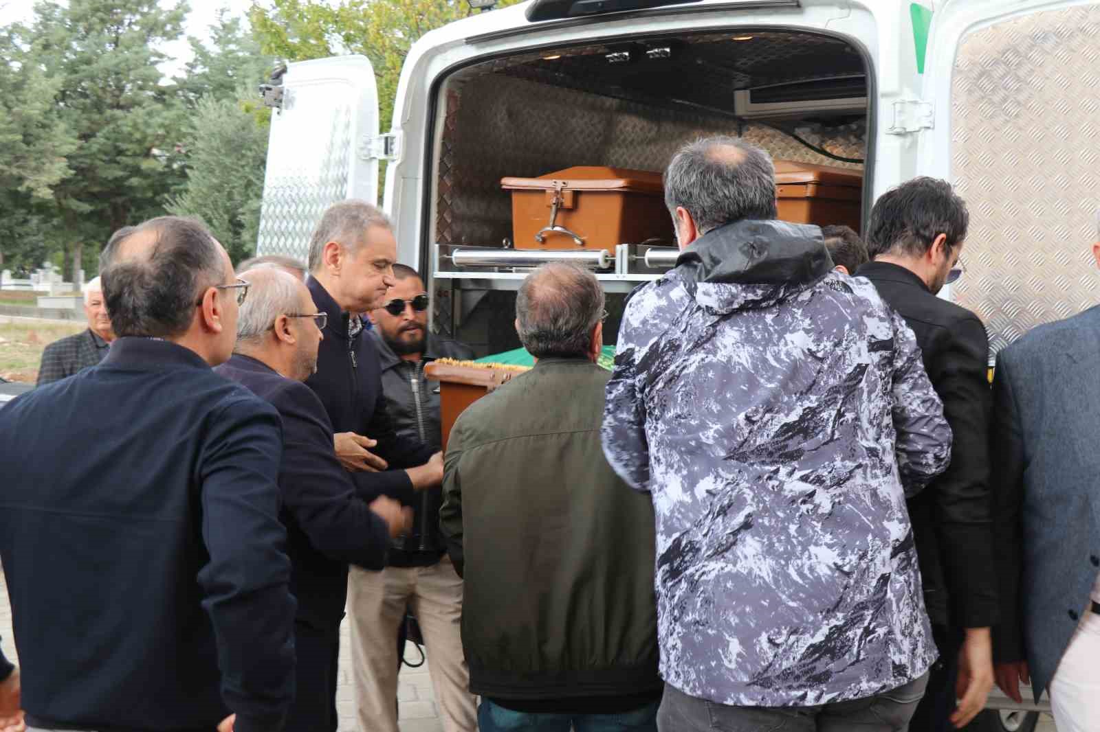 arac kullanirken kalp krizi gecirerek hayatini kaybeden profesor son yolculuguna ugurlandi 2 RbnNgqiP
