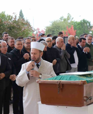 arac-kullanirken-kalp-krizi-gecirerek-hayatini-kaybeden-profesor-son-yolculuguna-ugurlandi-Wl3hDPar.jpg