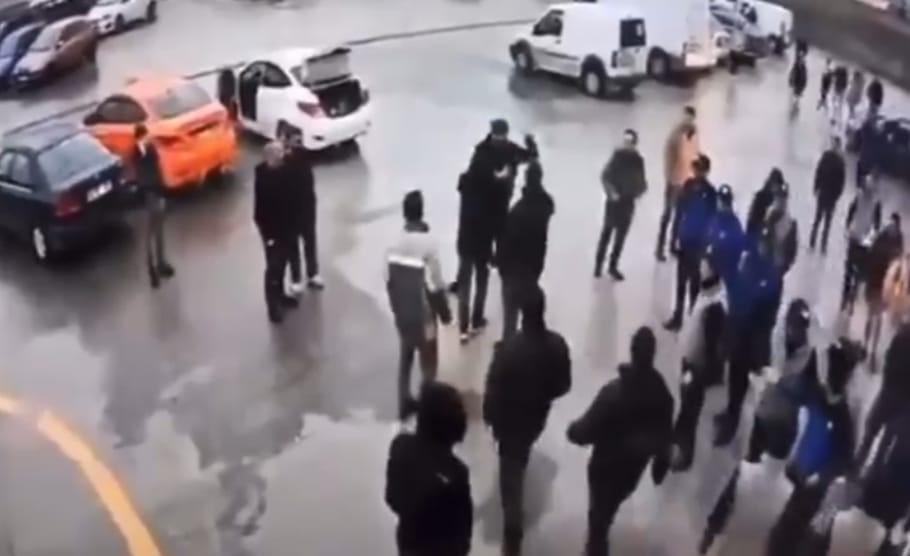 arac muayene istasyonundaki olumlu kavganin goruntuleri ortaya cikti 0 QH7JBe9Q