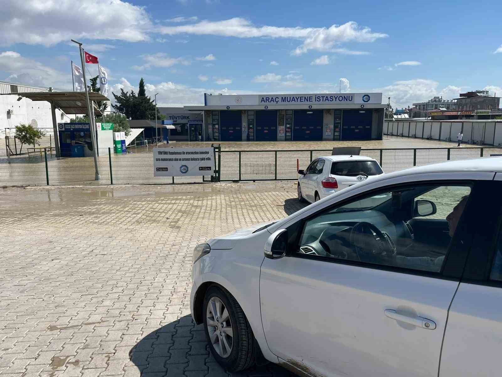 arac muayenesine giden vatandaslar sular altinda kalan tuvturk ile karsilasti 0 fLi9W94A