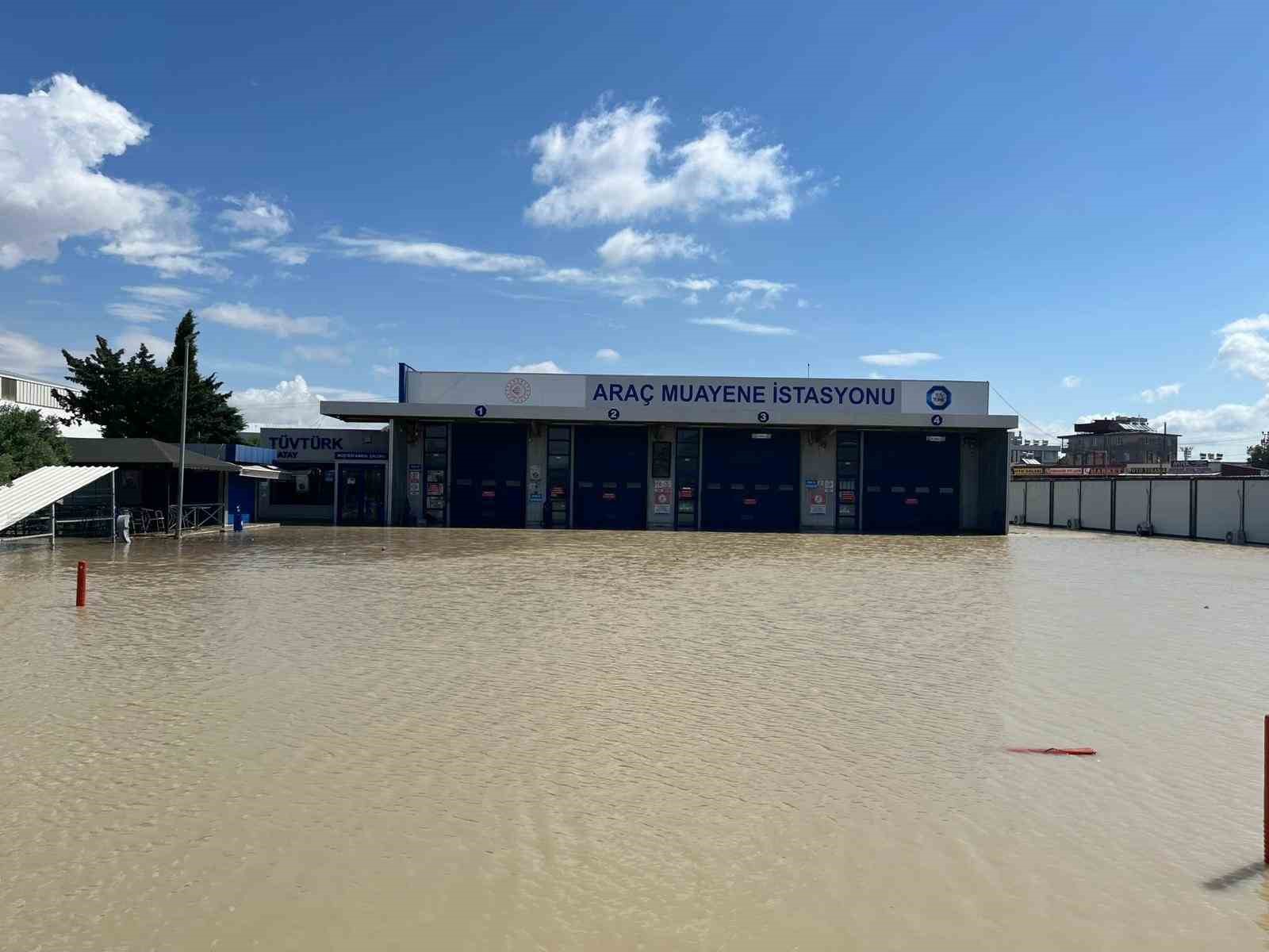 arac muayenesine giden vatandaslar sular altinda kalan tuvturk ile karsilasti 1 4LhRJn8I