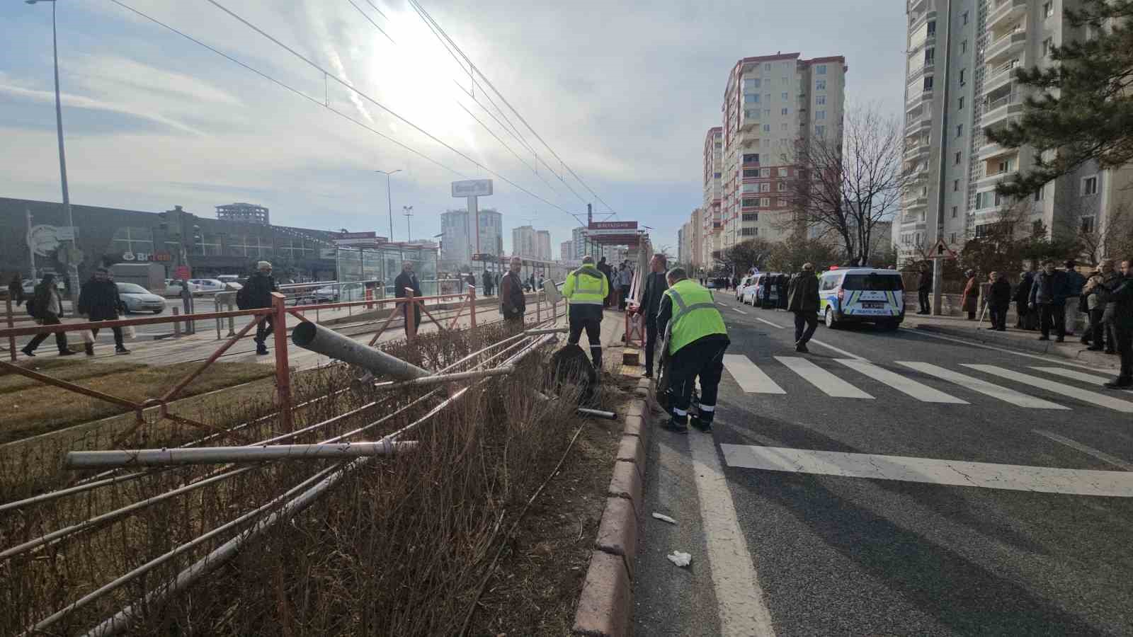 arac refujde bekleyen yayalarin arasina daldi 3 yarali 0 4L13hhKm