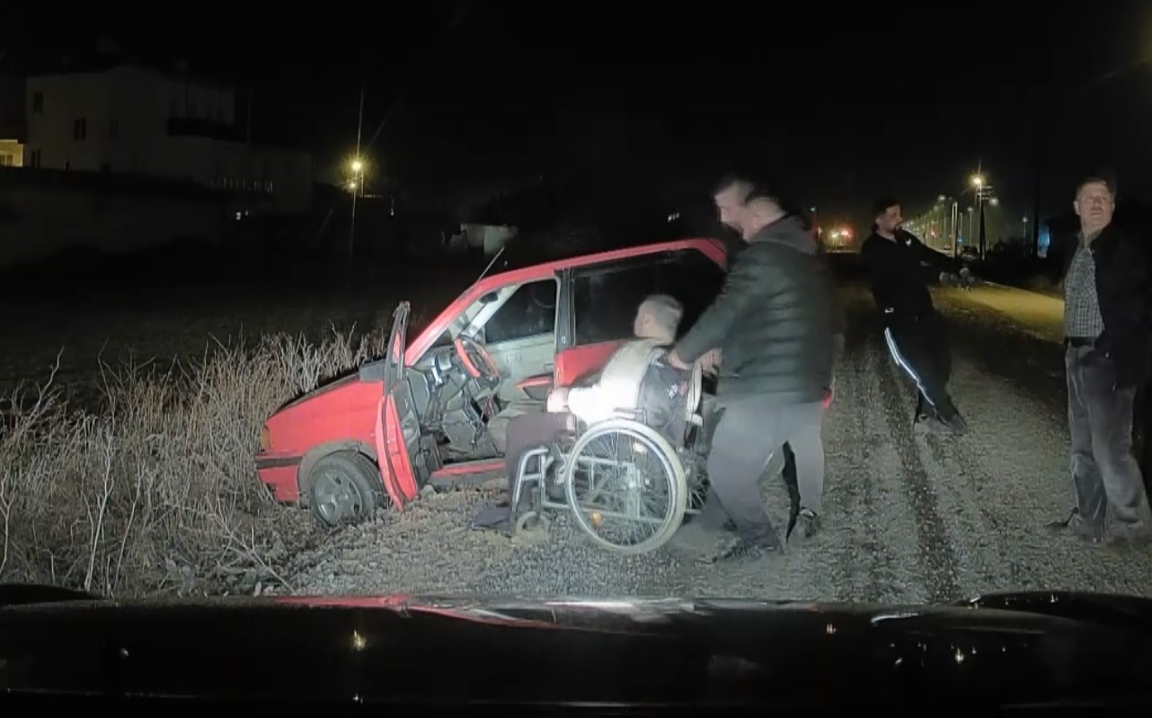 arac sarampolde engelli surucu de aracta mahsur kaldi 0 X8rDTZU2