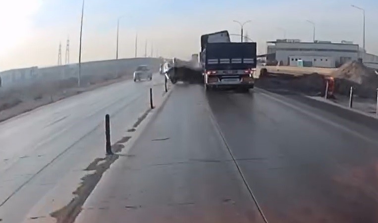 arac-sollamak-isterken-tirin-onunde-kaldi-6-yarali-UhL2S397.jpg