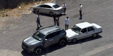 arac-tasiyici-tirdan-indirilen-otomobil-park-halindeki-araca-carpti-bA8IWipl.jpg