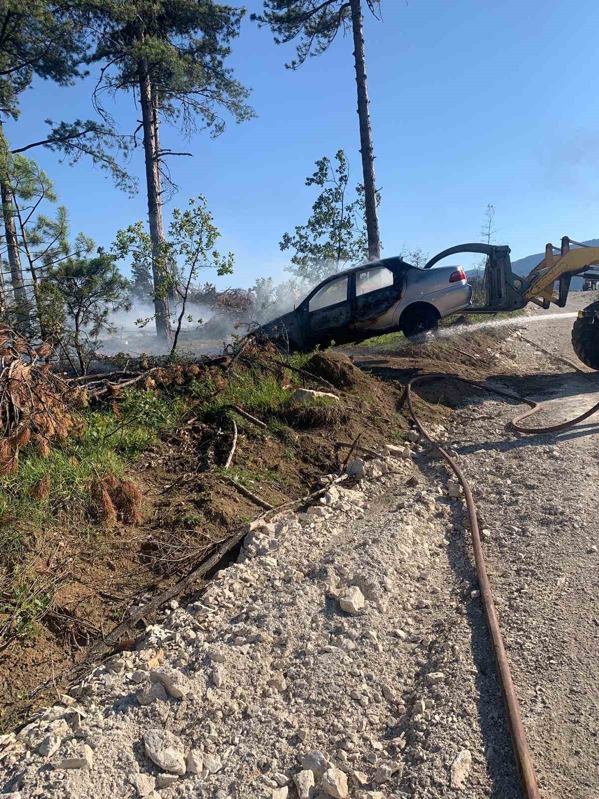 Araç yangını ormanlık alana sıçradı, ekipler alevleri büyümeden söndürdü 4 arac yangini ormanlik alana sicradi ekipler alevleri buyumeden sondurdu 0 C78ABHAa