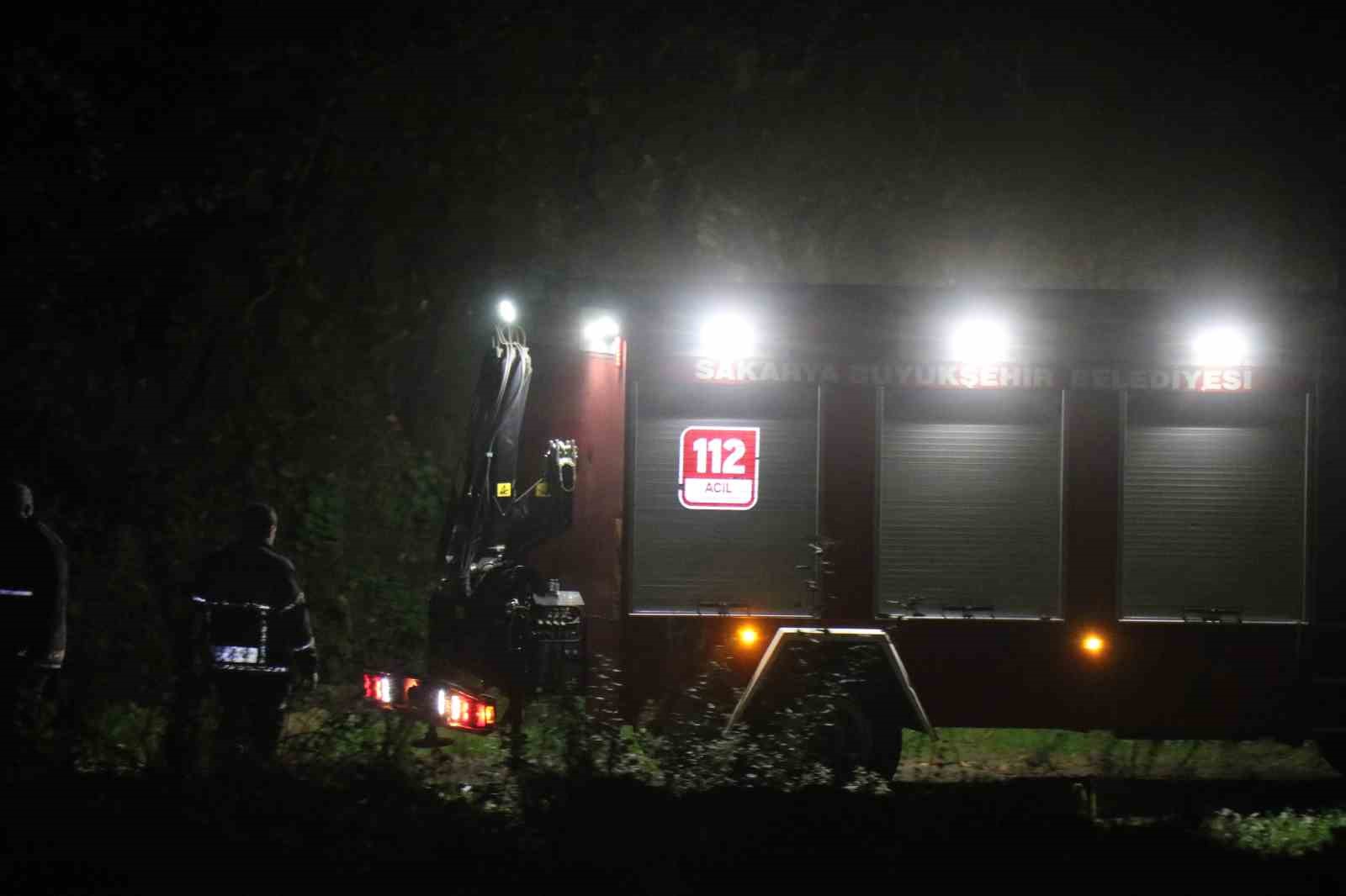arac yaninda tufek ve kan izleri cesedi ise 150 metre asagida bulundu 2 D7Rw6b4s