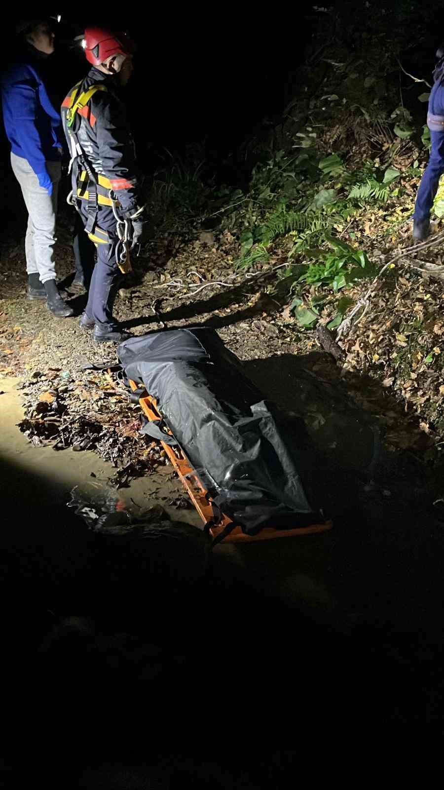arac yaninda tufek ve kan izleri cesedi ise 150 metre asagida bulundu 5 keJGH6X1