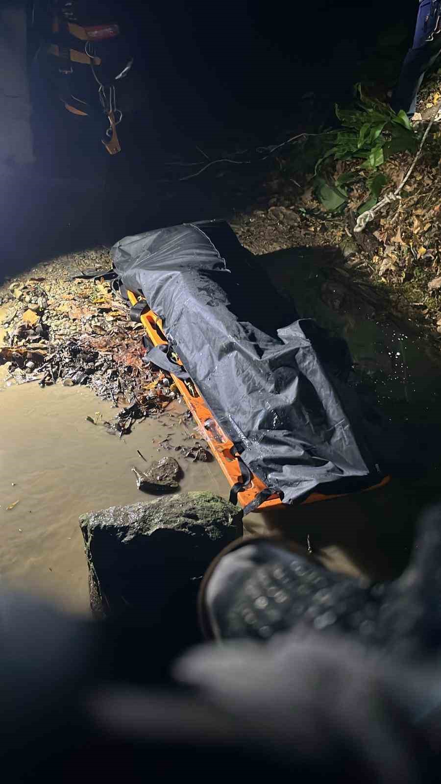 arac yaninda tufek ve kan izleri cesedi ise 150 metre asagida bulundu 6 BrDEzJki