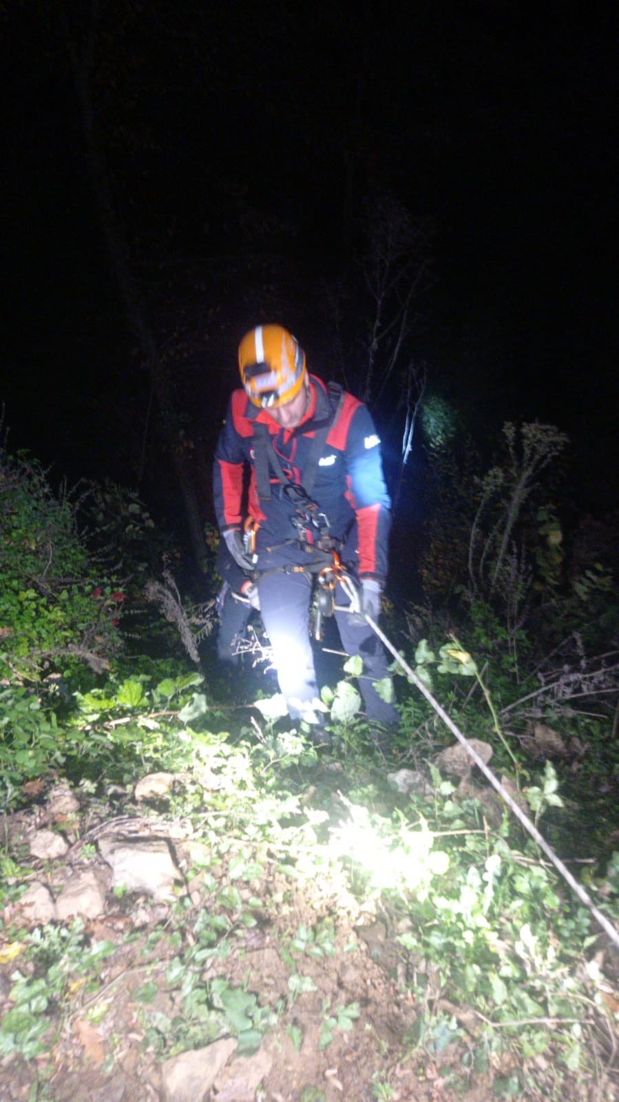arac yaninda tufek ve kan izleri cesedi ise 150 metre asagida bulundu 7 asakWV75