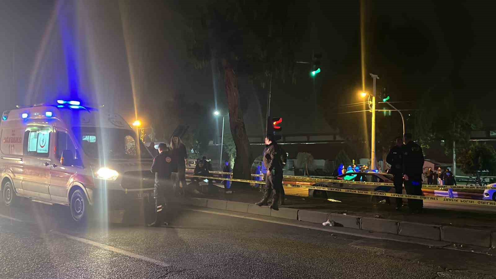 arac yaya gecidinden gecmek isteyen vatandaslara carpti 3 olu 3 yarali 4 szpAEuvU