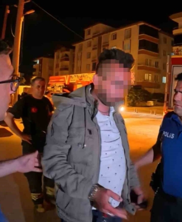 araci-yakmak-istedi-olay-yerini-gozlemlerken-boyle-yakalandi-ZcZIWbO4.jpg