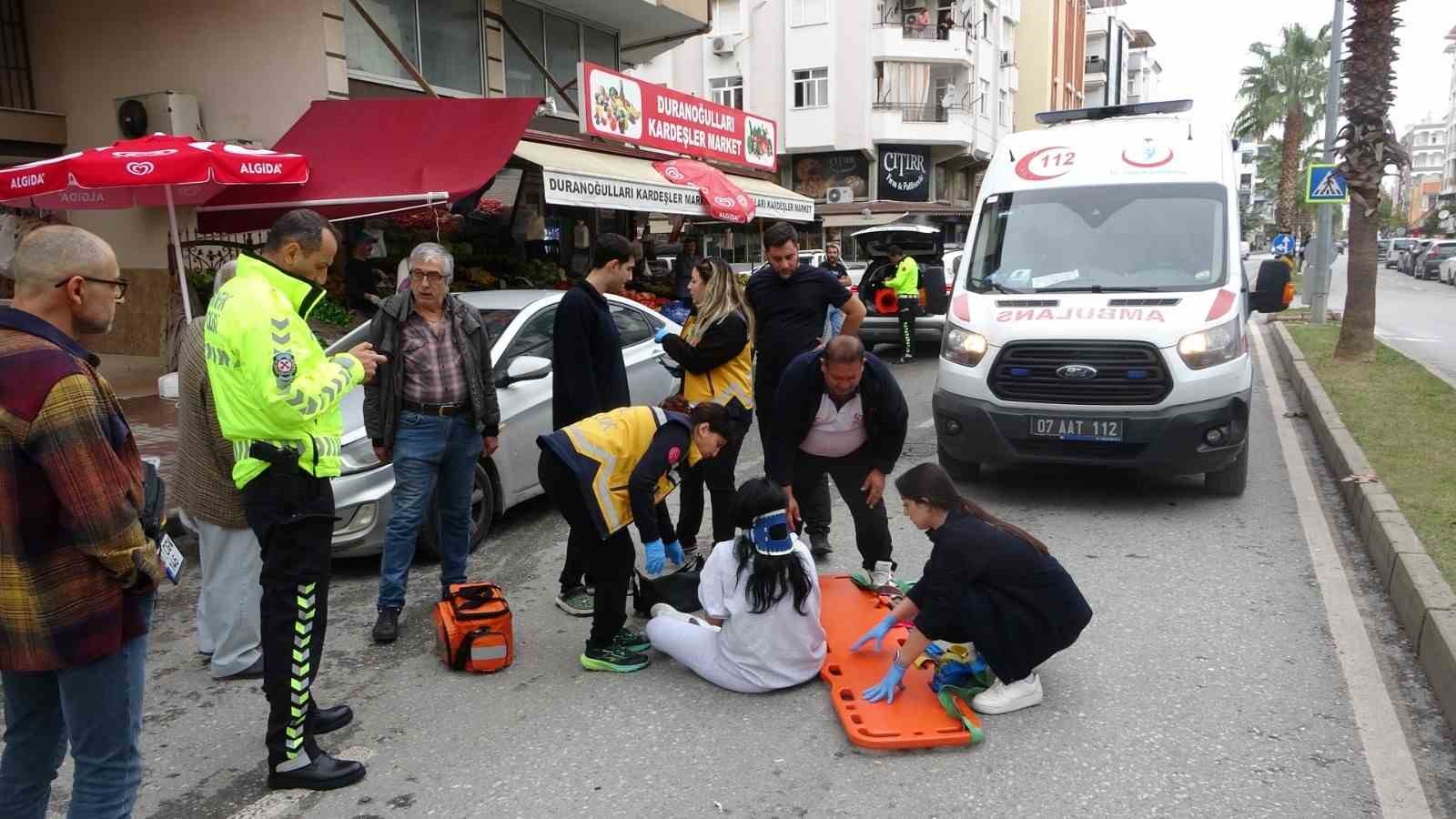 aracin acilan kapisina carpan motosikletteki 2 kisi yaralandi 0 kOnFZKC3