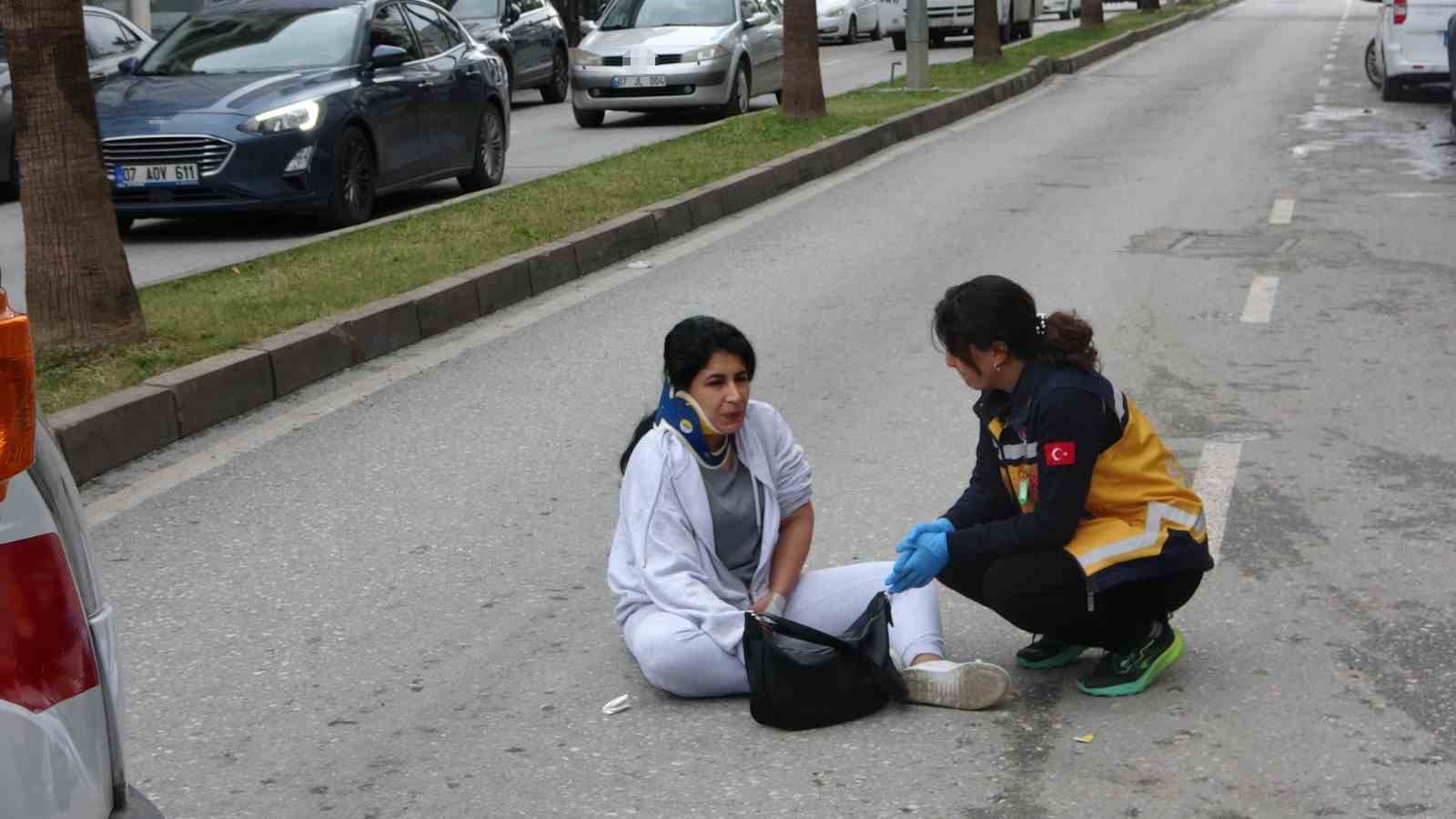 aracin acilan kapisina carpan motosikletteki 2 kisi yaralandi 1 iSkT2YiE