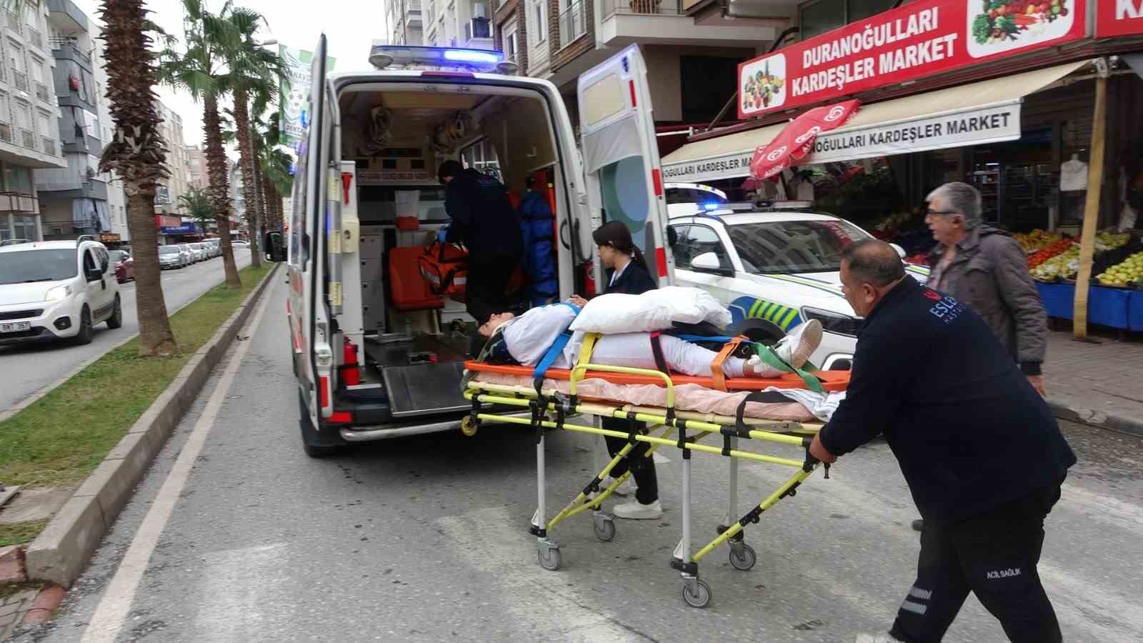 aracin acilan kapisina carpan motosikletteki 2 kisi yaralandi 2 EatCB4PP