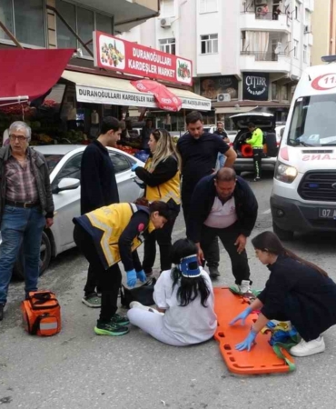aracin-acilan-kapisina-carpan-motosikletteki-2-kisi-yaralandi-2dDbD2hw.jpg